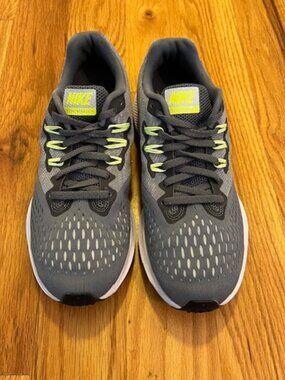 NIKE | Zoom Winflo4 Wm Size 9.5 Gray/Volt Colorway Sneakers